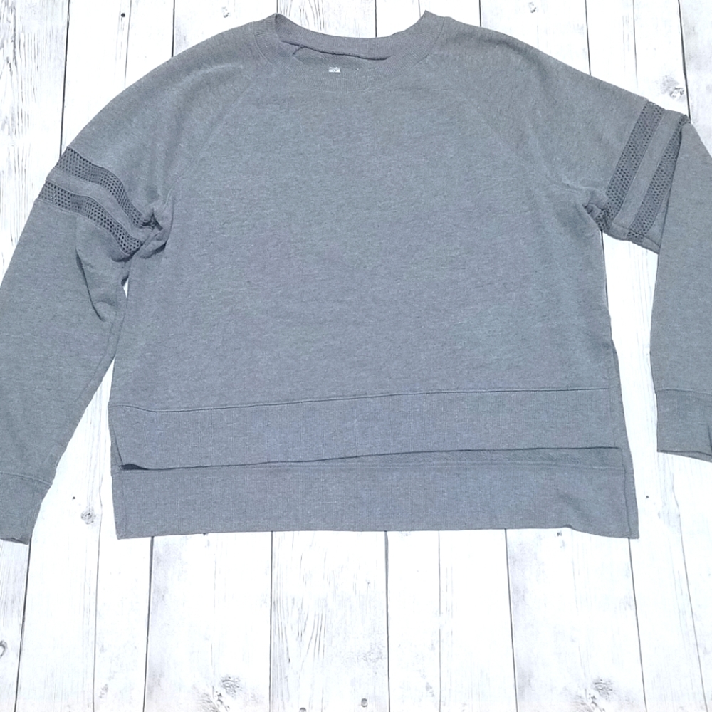 Xersion Medium gray sweatshirt with details on sleeve.
